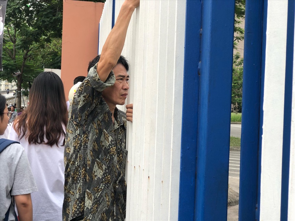 Thức dậy từ 5h sáng, nhiều phụ huynh đã “thấm mệt“. Ảnh: Hà Phương