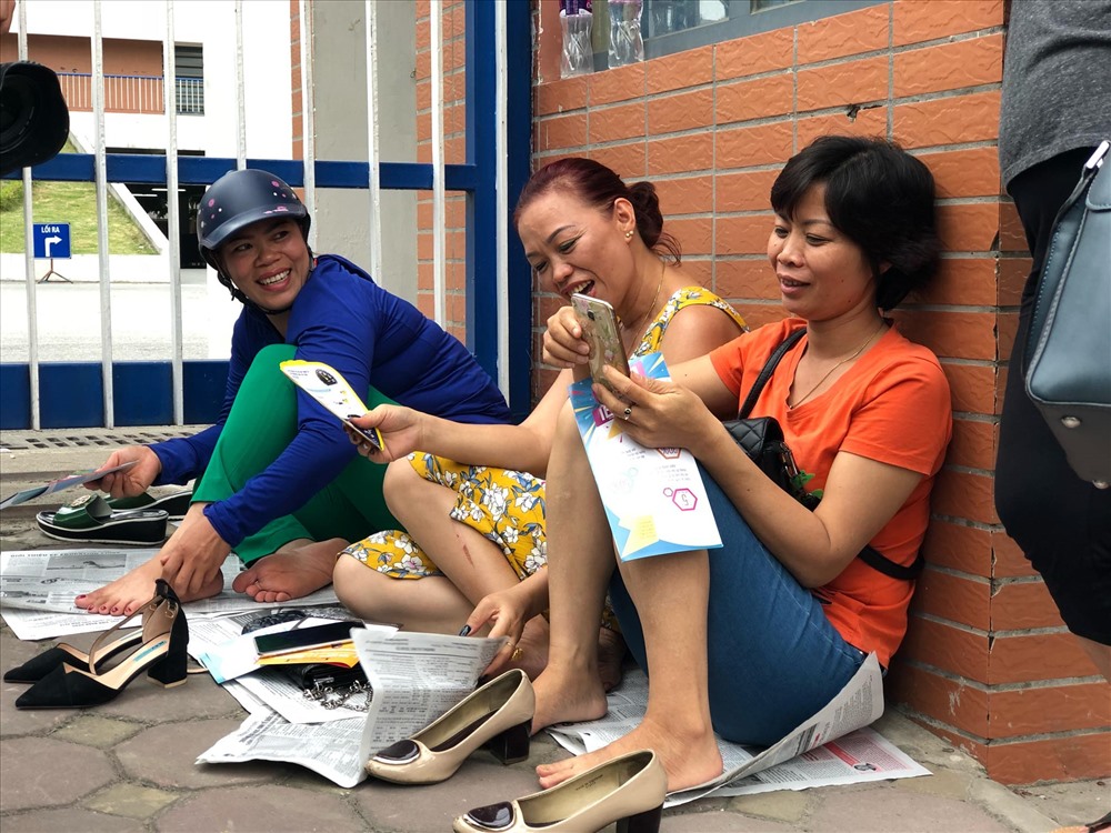 Những biểu cảm lo lắng được thế chỗ bằng những nụ cười trên gương mặt các mẹ. Ảnh: Hà Phương
