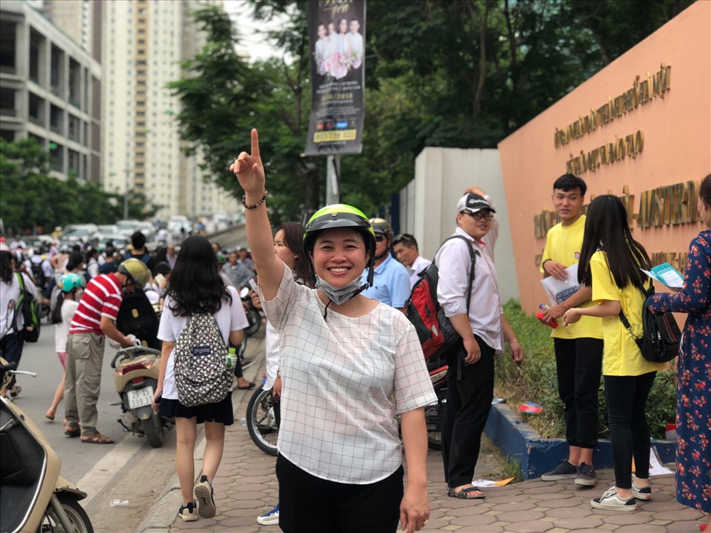 Phụ huynh Đặng Thi Minh rạng rỡ khi nhìn thấy con gái. Ảnh: Hà Phương.
