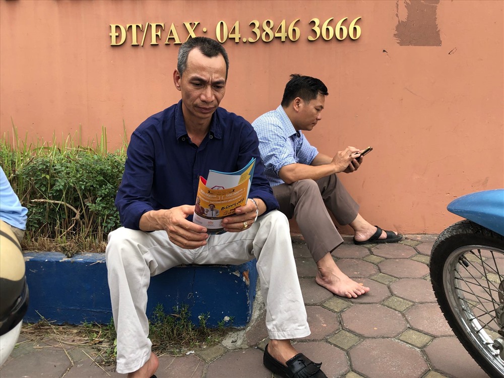Ngườilướt điện thoại, người tranh thủ đọc báo, tờ rơi để “giết thời gian“.