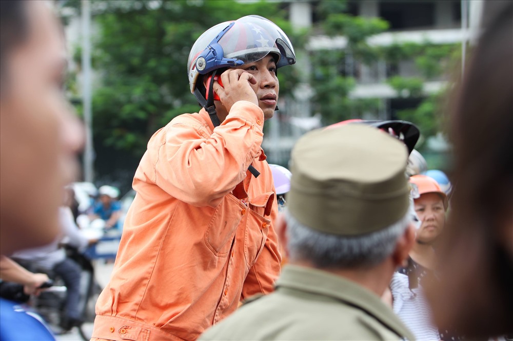 Người chồng gọi điện về cho vợ để báo tin con đã vào phòng thi. “Vợ tôi ở nhà còn cuống hết cả lên, không gọi về báo cáo là không yên tâm“. Ảnh: Tô Thế