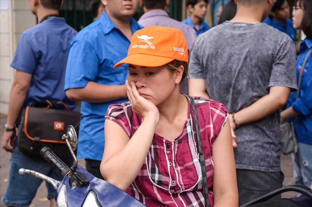 “Con đi thi mà tôi mất ngủ 2 đêm nay rồi!“. Ảnh: Phan Tuấn Anh