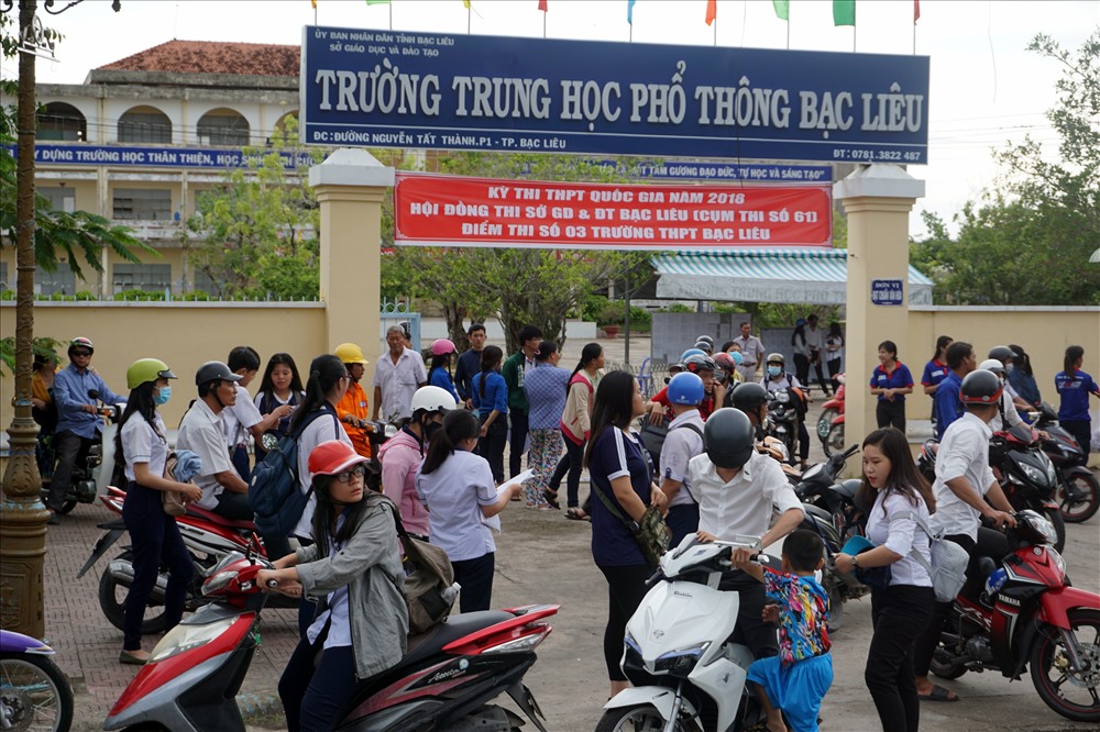 Thí sinh tại Bạc Liêu ra về sau khi thi xong môn Toán (ảnh Nhật Hồ)
