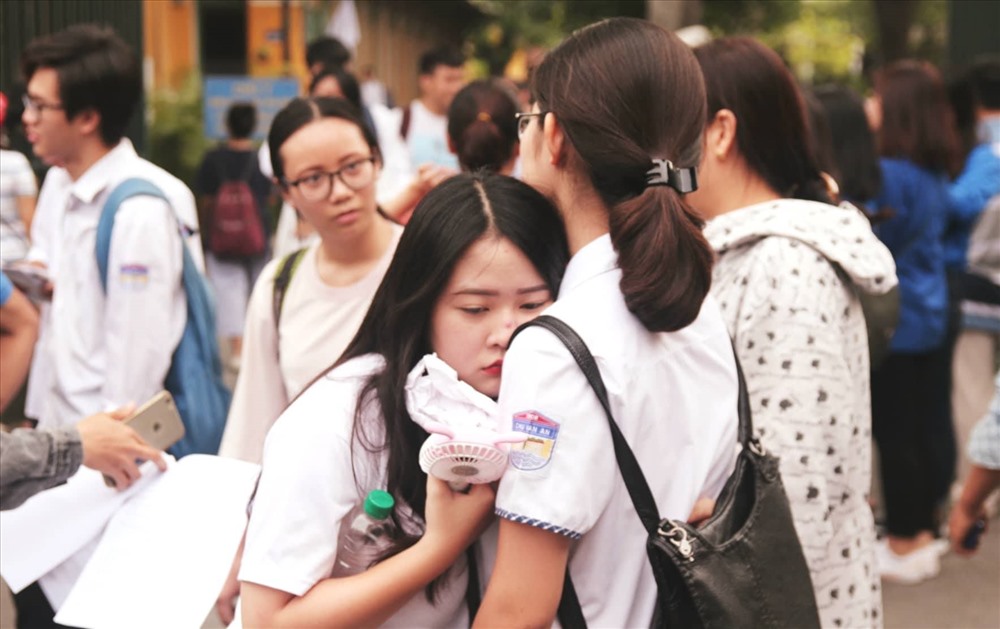 Những cái ôm an ủi của đôi bạn thân tại điểm thi THPT Chu Văn An. Ảnh: Anh Phú.