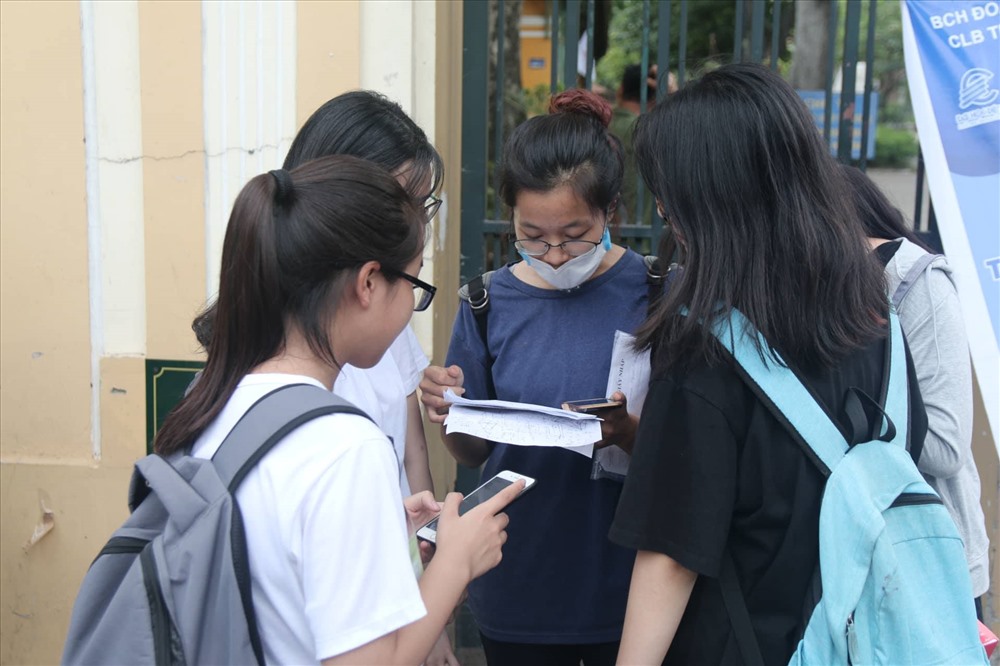 Kết thúc giờ thi, nhiều thí sinh buồn bã vì chỉ làm được khoảng một nửa bài thi. Ảnh: Anh Phú