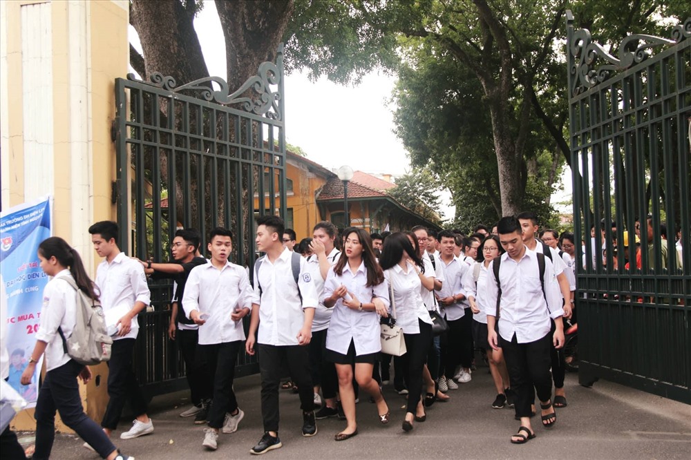 Tiếc nuối, buồn bã, lo lắng... hiện trên gương mặt sĩ tử sau khi kết thúc môn thi thứ 2 trong kỳ thi. Ảnh: Anh Phú.