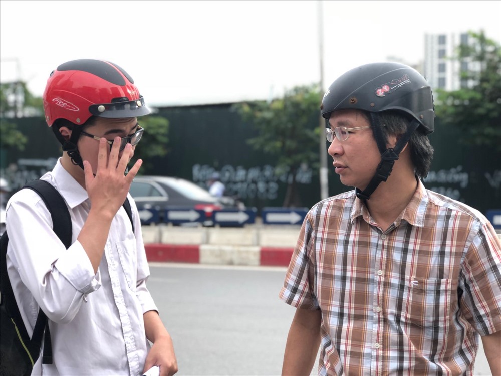 Nguyễn Thế Anh: Đề năm nay khó hơn rất nhiều so với năm trước. Theo em hinh dễ đạt điểm 5 nhưng điểm 7,8 sẽ ít hơn. Em nghĩ sẽ ít bạn đạt điểm 10 - Điểm thi Amsterdam HN