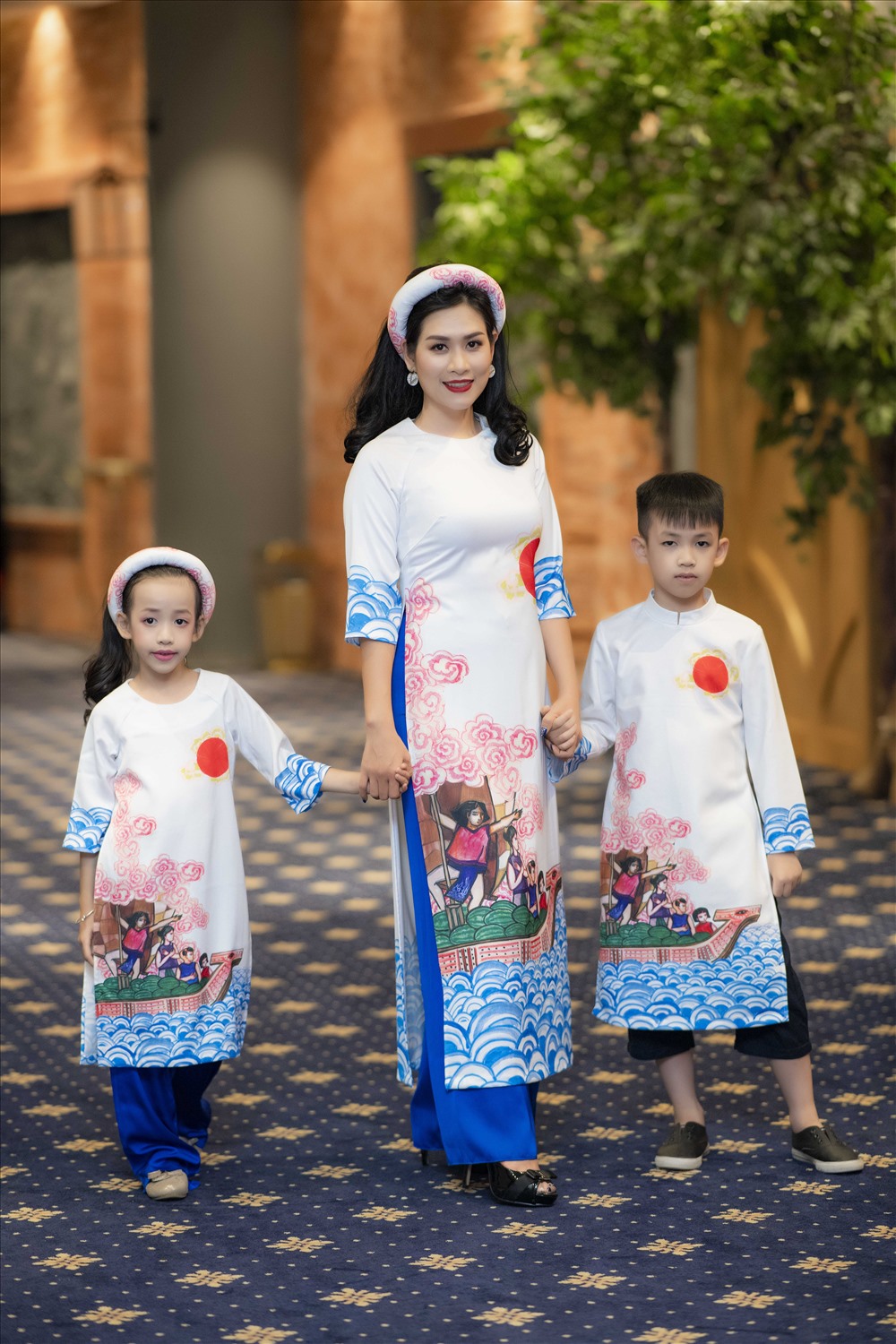 Diễn viên Hà Hương rạng rỡ cùng hai con. Ảnh: DSC