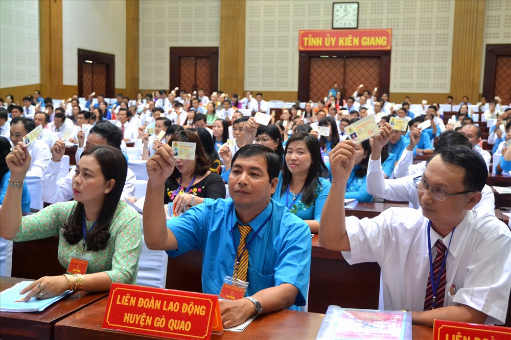 Đại biểu thống nhất biểu quyết. (Ảnh: Lục Tùng)