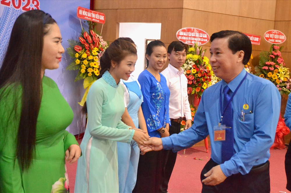 Thay mặt Đoàn Chủ tịch Đại hội, ông Trần Thanh Việt - Chủ tịch LĐLĐ Kiên Giang nhiệm kỳ 2013-2018 cám ơn các cá nhân, đơn vị đóng góp cho Đại hội. (Ảnh: Lục Tùng)