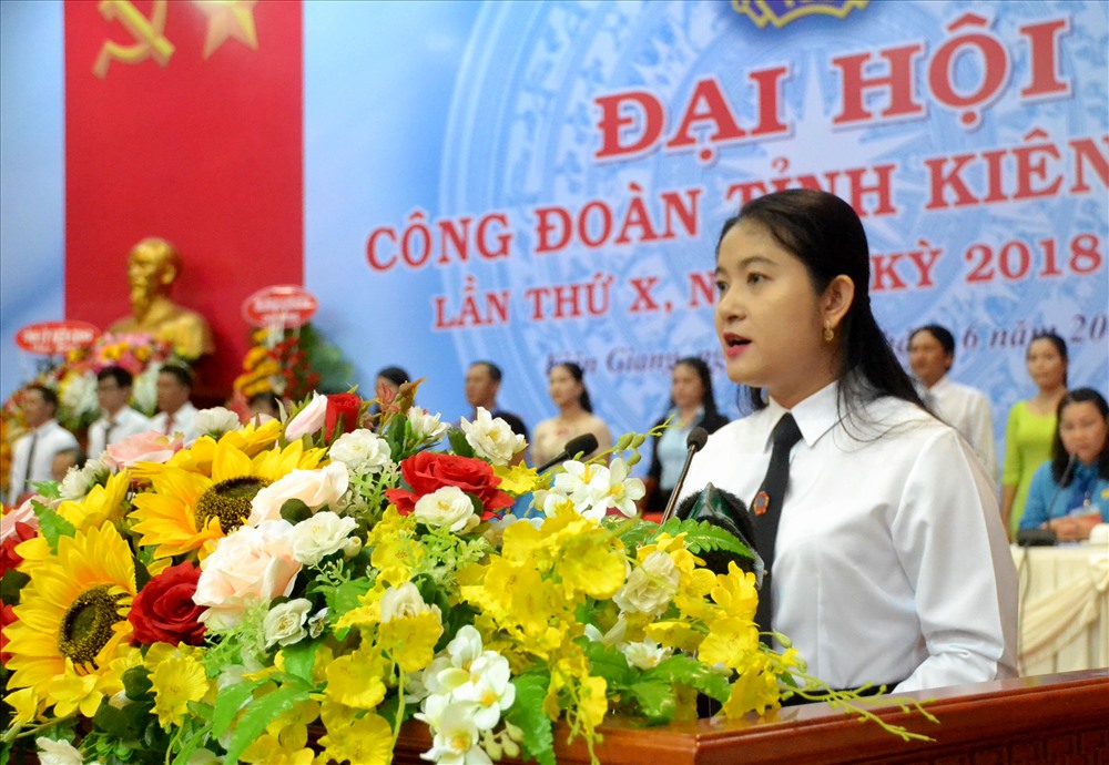 Đại diện CNVCLĐ phát biểu tin tưởng vào sự sáng suốt của đại biểu và thành công của Đại hội. (Ảnh: Lục Tùng)
