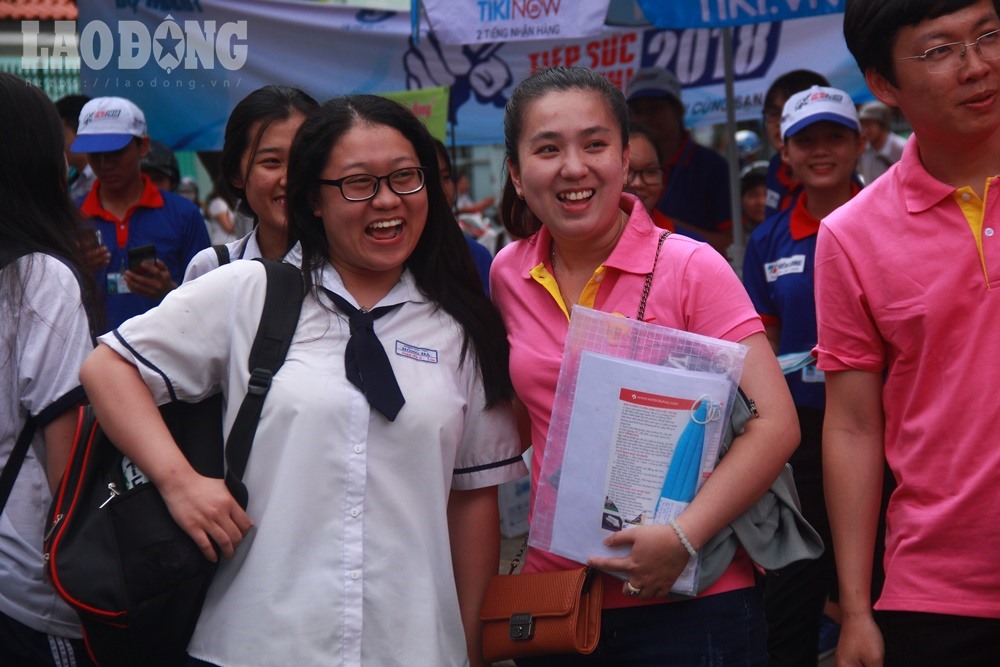 Các thí sinh trường Hồng Hà cười tươi khi được các thầy cô giáo đến tận cổng trường để đón.