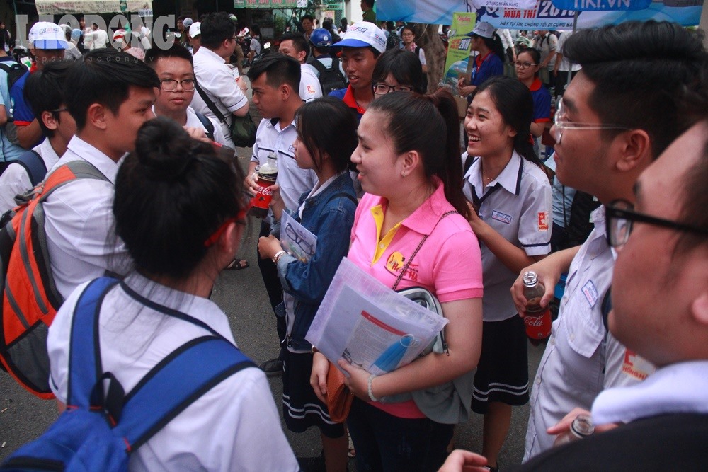 Các thí sinh cùng cô giáo của mình bàn luận về đề thi sáng nay.