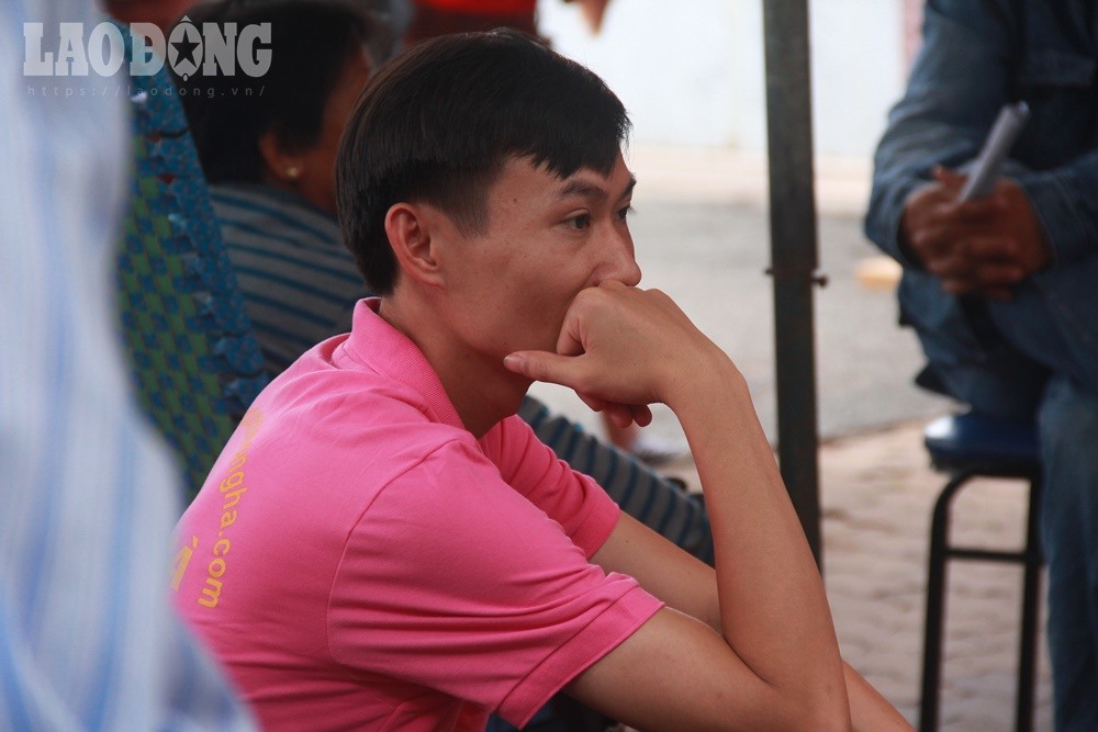ảnh 2: Gương mặt lo lắng của một thầy giáo trong lúc chờ các sĩ tử.