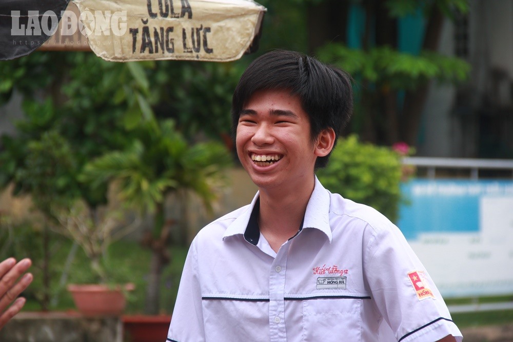 Nụ cười hồ hởi của một thí sinh sau khi kết thúc môn Sinh học.