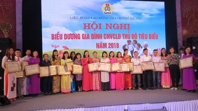 Các gia đình CNVCLĐ Thủ đô tiêu biểu năm 2018 nhận Bằng Chứng nhận và quà của LĐLĐ TP. Hà Nội. Ảnh: Xuân Trường