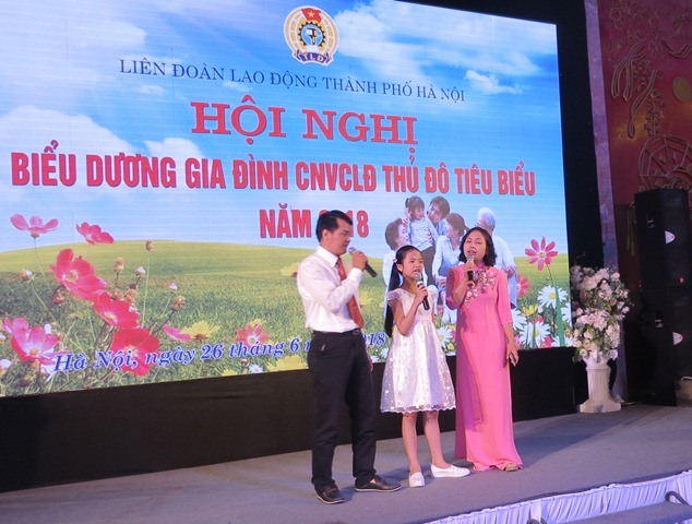 Một tiết mục văn nghệ gia đình giao lưu tại hội nghị. Ảnh: Xuân Trường