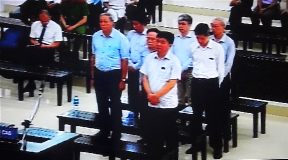 Các bị cáo tại tòa. Ảnh chụp qua màn hình tivi.