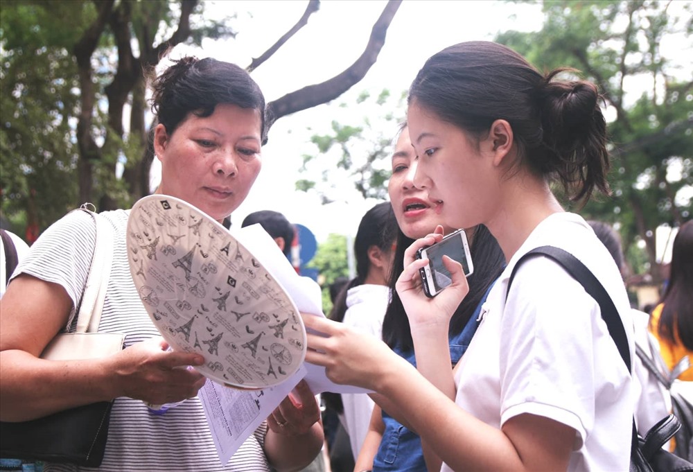 Phụ huynh hỏi han con em sau khi kết thúc bài thi môn Tiếng Anh