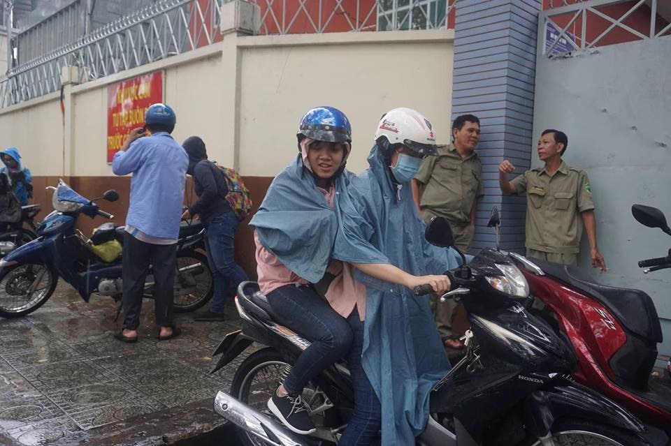 Mưa Sài Gòn chưa kịp tạnh hết, thí sinh và phụ huynh vẫn đội mưa không sợ ướt chạy xe về nhà
