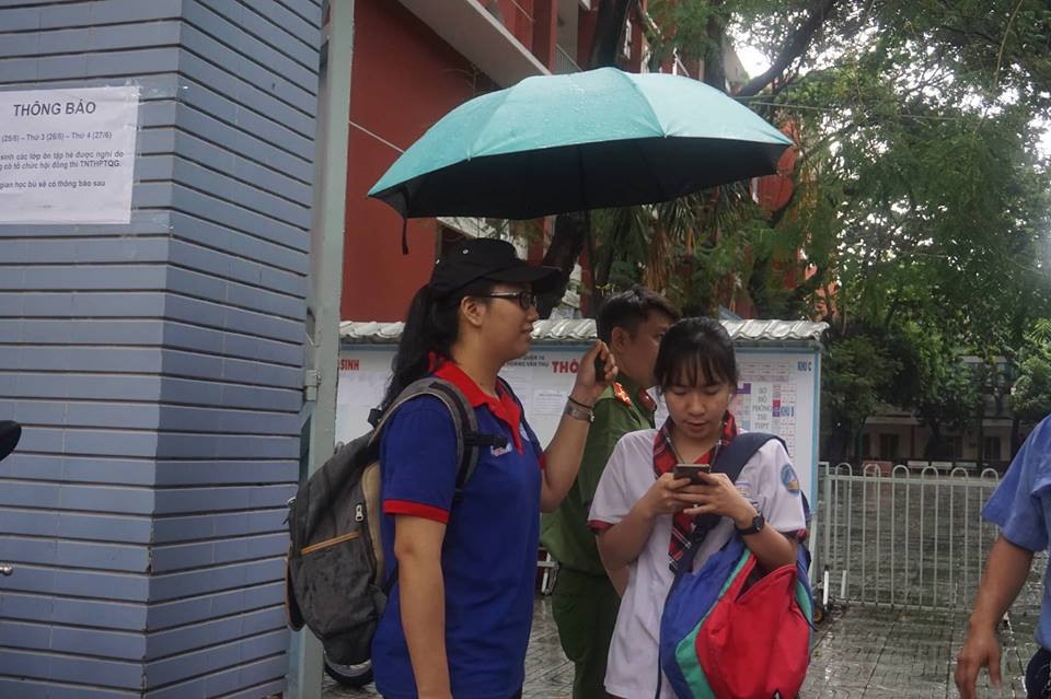 Mưa Sài Gòn chưa kịp tạnh hết, thí sinh và phụ huynh vẫn đội mưa không sợ ướt chạy xe về nhà