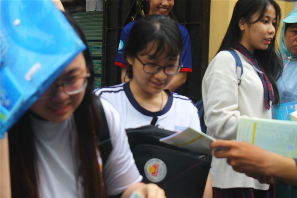 Mưa Sài Gòn chưa kịp tạnh hết, thí sinh và phụ huynh vẫn đội mưa không sợ ướt chạy xe về nhà