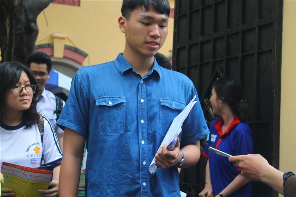 Mưa Sài Gòn chưa kịp tạnh hết, thí sinh và phụ huynh vẫn đội mưa không sợ ướt chạy xe về nhà