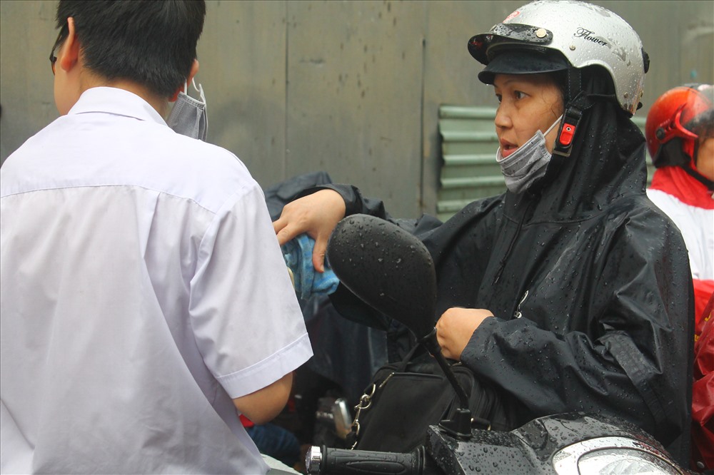 Mưa Sài Gòn chưa kịp tạnh hết, thí sinh và phụ huynh vẫn đội mưa không sợ ướt chạy xe về nhà
