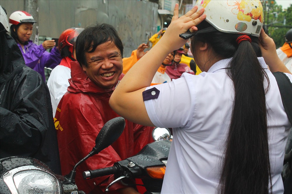 Mưa Sài Gòn chưa kịp tạnh hết, thí sinh và phụ huynh vẫn đội mưa không sợ ướt chạy xe về nhà