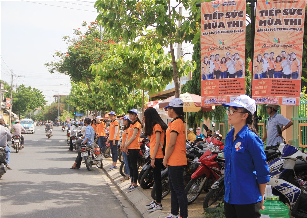 Những tình nguyện viên áo cam đảm bảo trật tự trước những điểm thi đã được phân công.