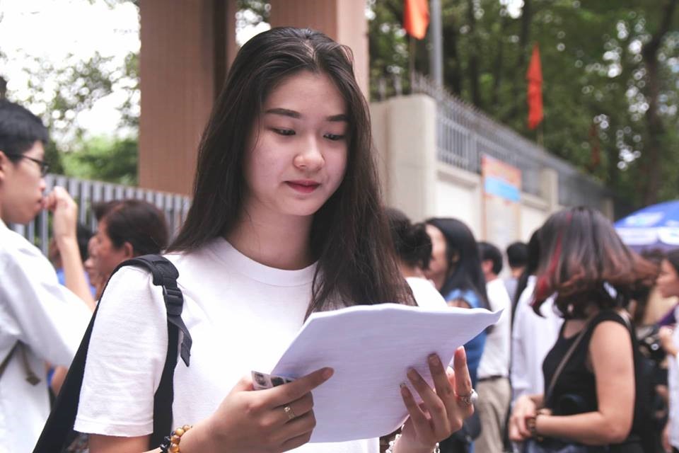 Thí sinh Lưu Hà My trường THPT Nguyễn Bỉnh Khiêm (Hà Nội): Đề thi tiếng anh hôm any em làm bài khá là tốt, đề có một chút đánh đố và nếu đọc kĩ đề em nghĩ sẽ làm bài khá dễ dàng không có gì là khó khăn cả, môn tiếng anh dễ hơn 2 môn toán và văn”.