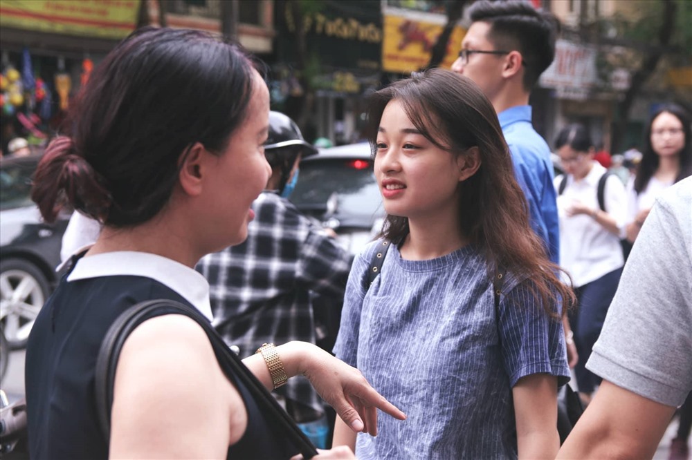 Nhìn chung đề tiếng Anh không khó lắm. Trừ phần đọc hiểu ra thì những phần khác cũng dễ. Phần đọc hiểu khoảng 15 câu. Em thi ban B nhưng em thấy đề tiếng Anh cũng dễ thở. Em làm được khoảng 7 điểm