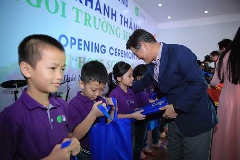 Ông Shim Won Hwan tặng quà cho học sinh của trường.