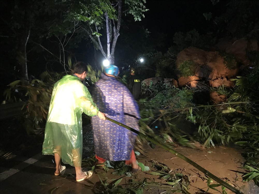 Xã Tòng Sành (huyện Bát Xát, Lài Cao) nơi có quốc lộ 4D đi qua huy động khoảng 20 người để hỗ trợ giải phóng điểm đất đá sao cho thông tuyến sớm nhất có thể.