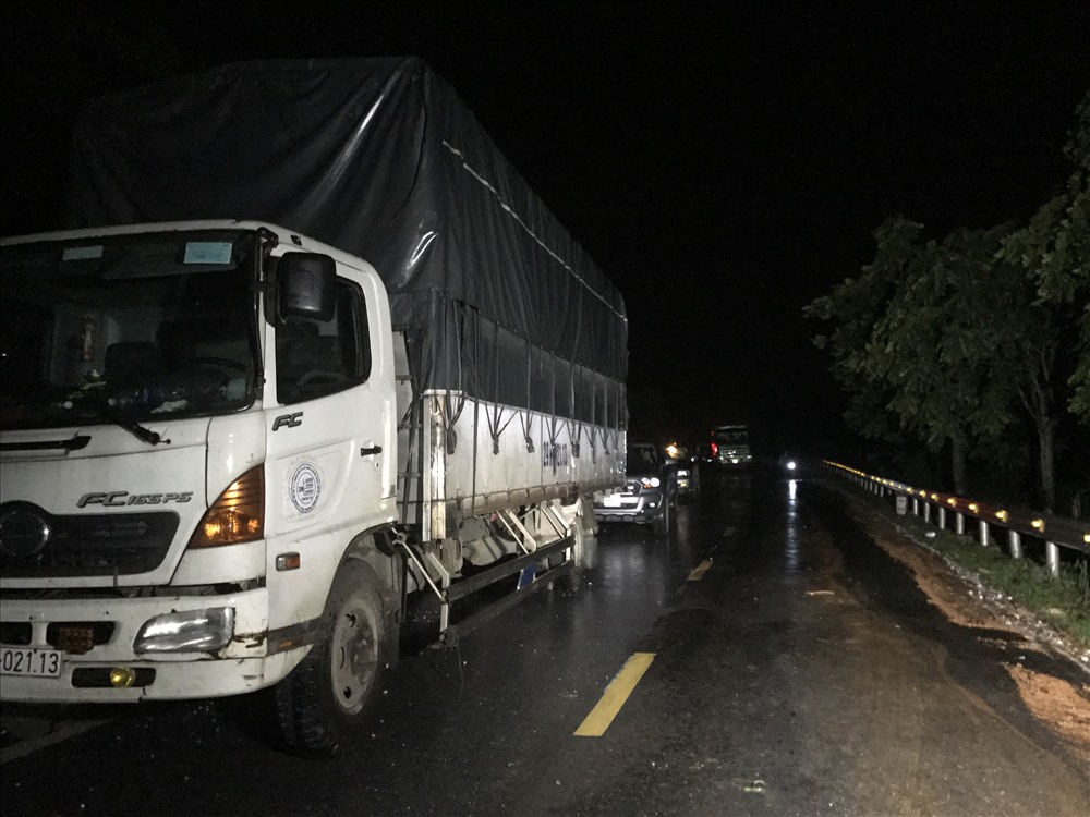 Sạt lở trong đêm khiến nhiều chiếc xe trọng đó có những xe du lịch phải dừng đỗ chờ thông đường.