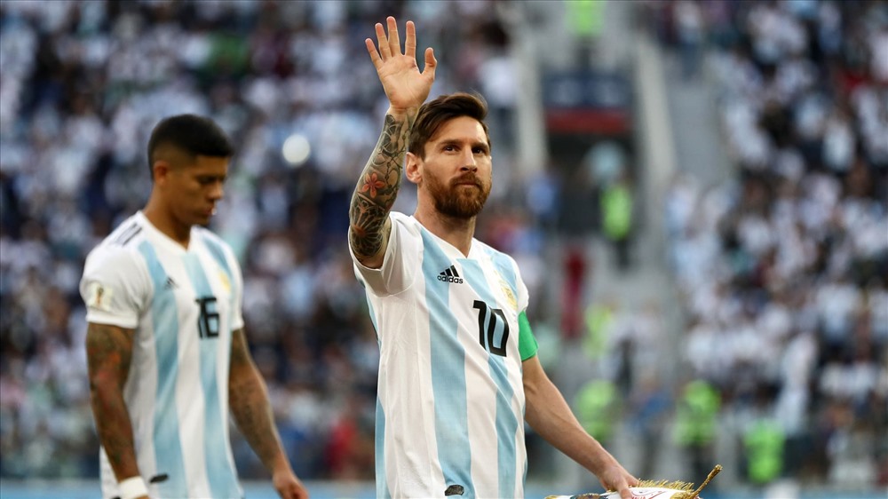 Ngay cả khi chào khán giả, Messi cũng không cười. Ảnh: FIFA