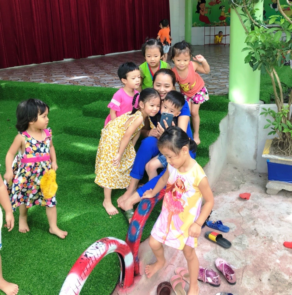 Cô trò tại cơ sở mầm non Tuổi Thơ. Ảnh: PV