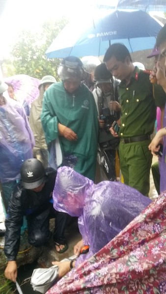 Lãnh đạo, cán bộ thị trấn Tiên Lãng đã kết hợp với đơn vị thi công rút ruột ngân sách từ công trình cống thoát nước trên địa bàn gần 350 triệu đồng. Ảnh: TĐ
