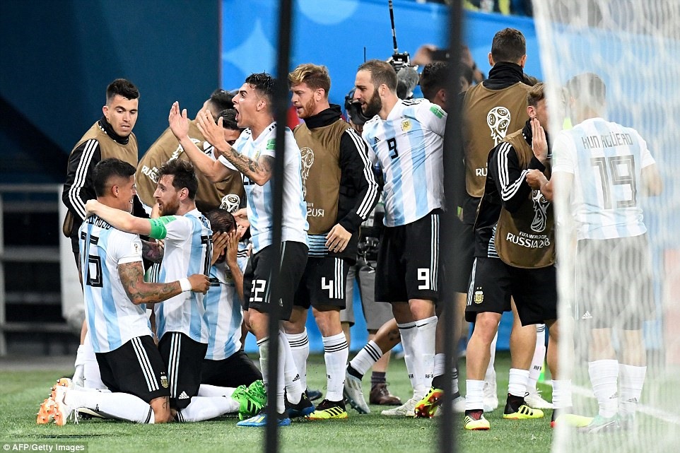 Messi ăn mừng bàn thắng cùng các đồng đội. Ảnh: FIFA