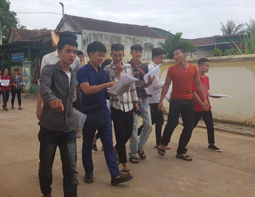 Nguyễn Văn Mão (áo xanh) cùng các thí sinh trên đường đi thi. Ảnh: NVCC