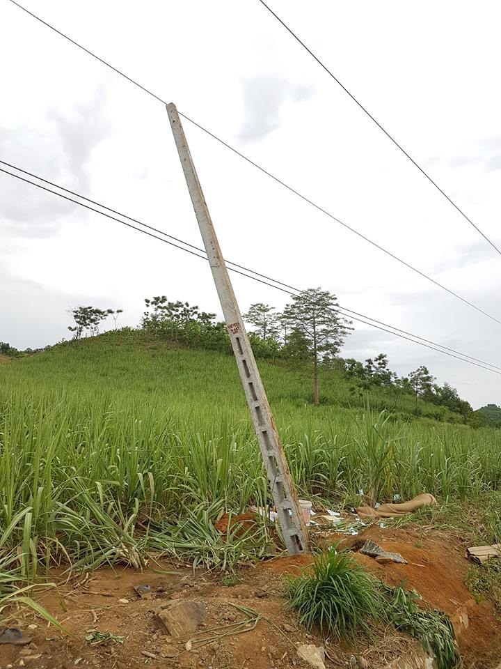 Cột viễn thông chạm vào dây điện 35KV khiến dây điện bị đứt. Ảnh:CH