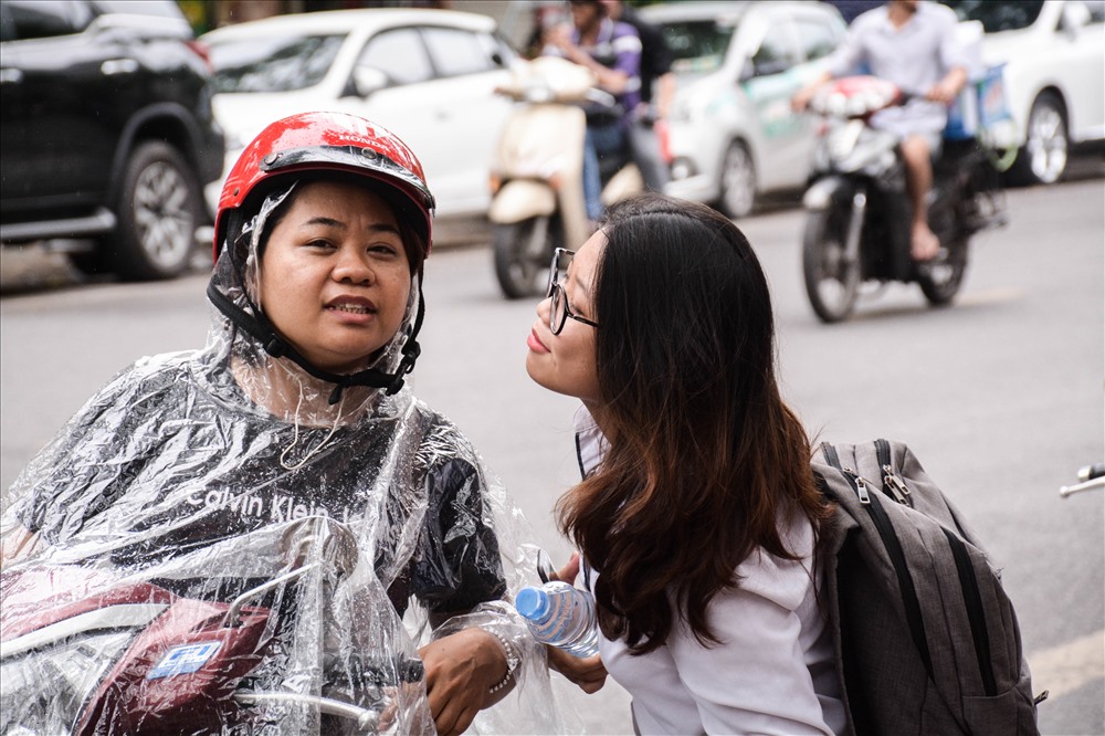 Tại điểm thi THPT Việt Đức (Hà Nội) ngày thi thứ hai, nhiều phụ huynh đội mưa đưa con đi thi. Nhiều thí sinh không quên bày tỏ cảm xúc với bố mẹ trước khi bước vào phòng thi. (Ảnh: Phan Anh).