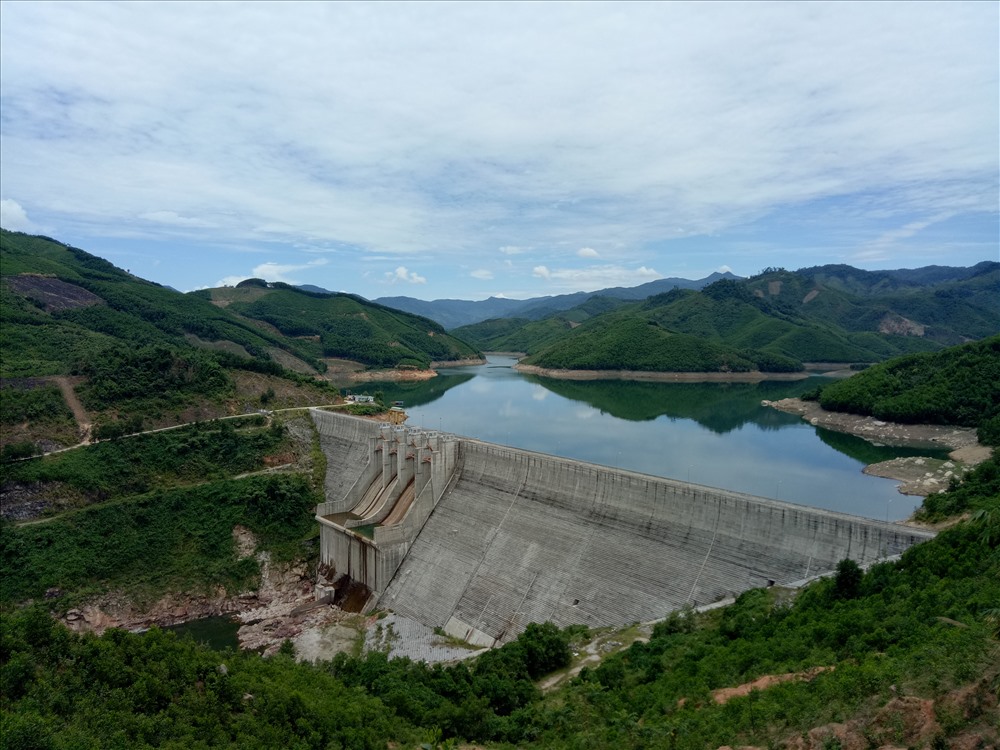 Lòng hồ thủy điện Đắk Đrinh. Ảnh: T.H