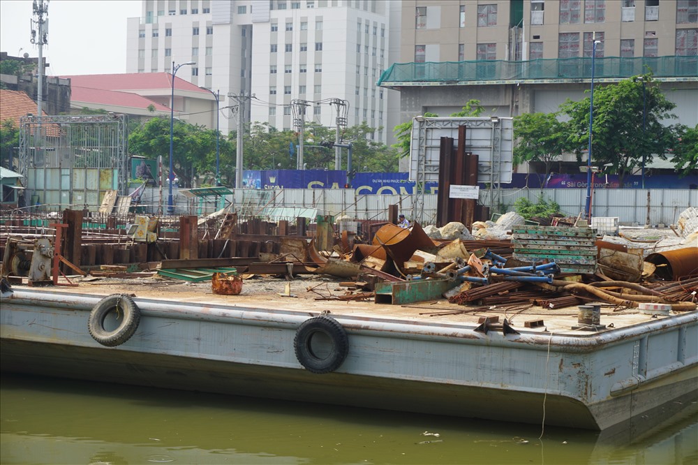Công trường cống Bến Nghé hiện rất ngổn ngang sau khi tạm dừng.