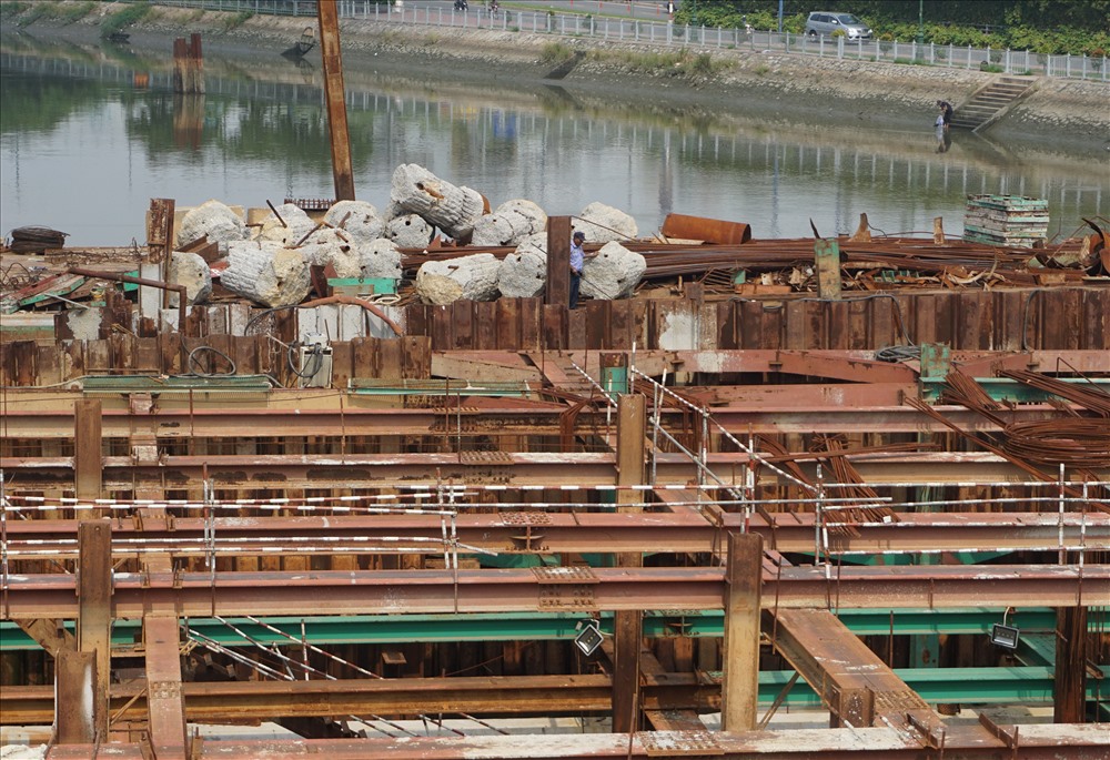 Cống ngăn triều Bến Nghé (Q.1) đã thực hiện gia công lắp dựng cốt thép, đổ bê tông bản đáy/trụ pin và gia công lắp đặt thép trụ pin. Tuy nhiên, 2 tháng qua công trình này đã dừng thi công, máy móc cũng rút khỏi và chỉ còn bảo vệ túc trực để bảo vệ công trường.