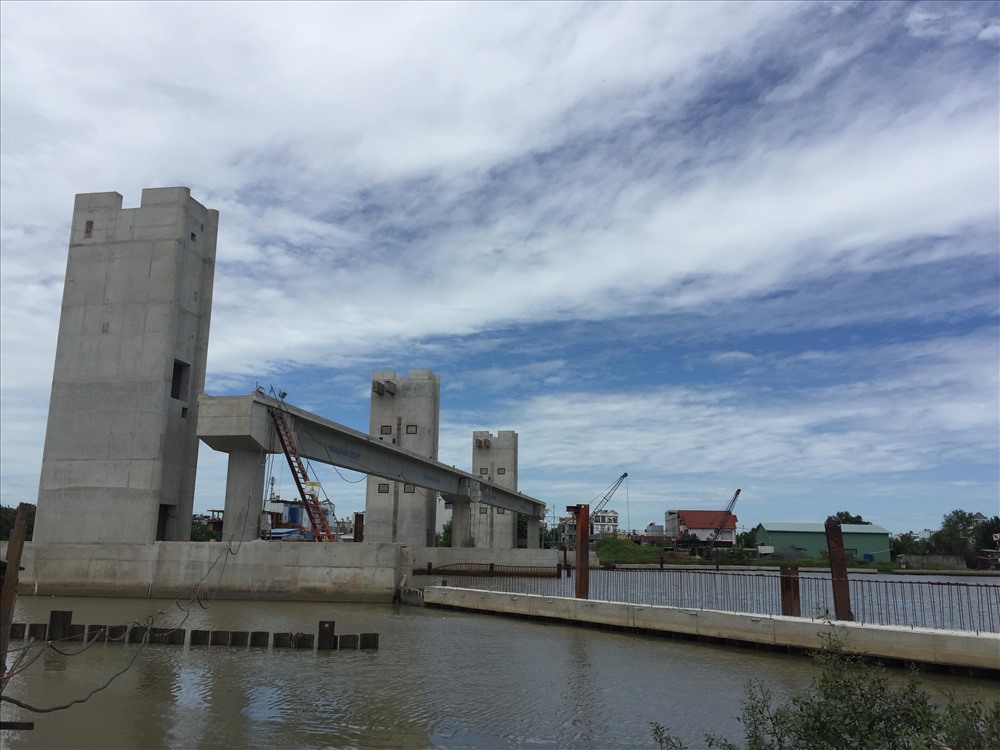 Ở cống Phú Xuân (Q.7) cũng đã gần như hoàn thiện nhưng vẫn nằm “bất động” vì đã ngừng thi công.