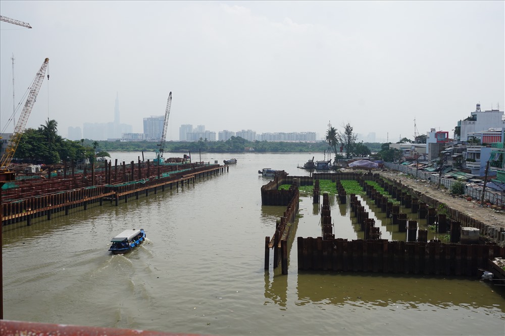 Cống Tân Thuận đã thi công được buồng bơm và trụ T1, hiện đang thi công ván khuôn, cốt thép để đổ trụ T2. Tuy nhiên, tại công trường việc thi công cũng đã tạm ngưng, máy móc không hoạt động.