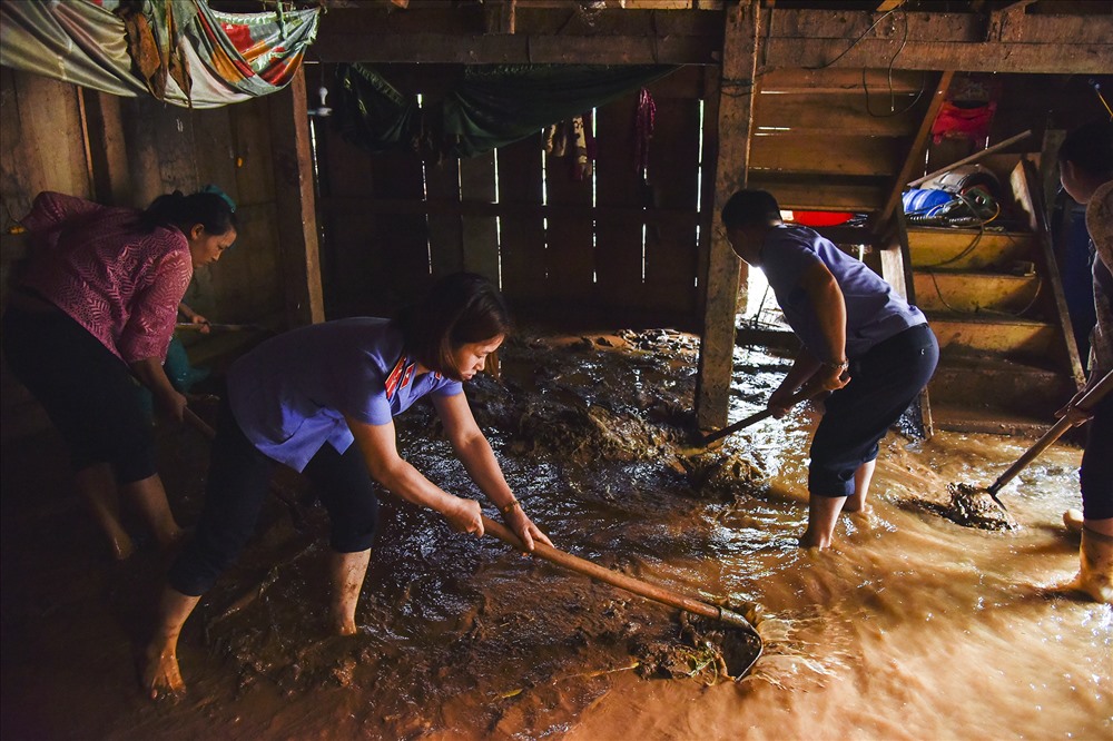 Theo người dân thôn Tùng Lùn, sáng ngày 24/6, bỗng nhiên nước từ trên cao ập xuống, kéo theo nhiều sỏi đá chảy thộc xuống, xuyên qua những căn nhà nằm giữa dòng chảy, sự việc xảy ra quá nhanh, nhiều gia đình không kịp trở tay.