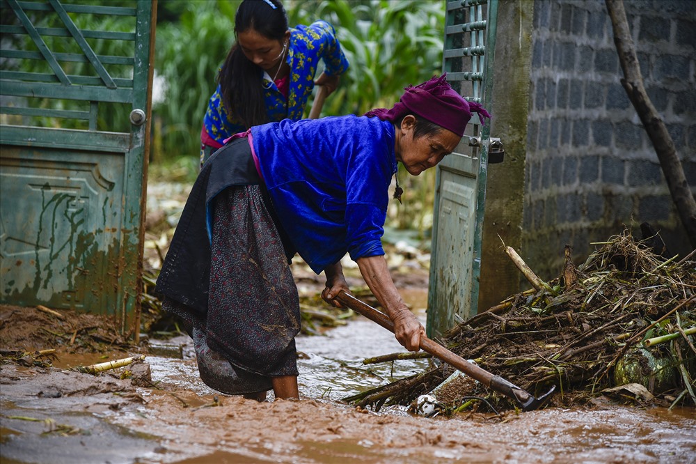 Trong các căn nhà hứng chịu dòng nước từ trên cao trút xuống, để lại cả một khối lượng đất đá và bùn đất ở trong căn nhà và đến ngay hôm nay vẫn chưa dọn dẹp sạch.