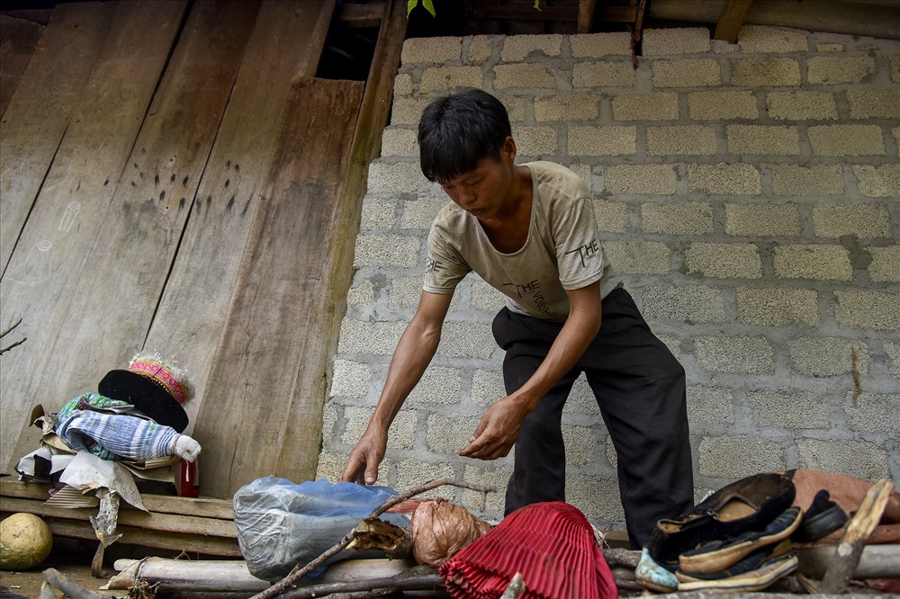 Anh Lò Chính Cồ (40 tuổi) có vợ là Giàng Thị Lầu (41 tuổi) và con gái Lò Thị Và (5 tuổi) do không chạy kịp đã bị cơn lũ cuốn cả căn nhà cùng 2 mẹ con trong căn nhà. Đứa con 1 tuổi may mắn thoát chết nhờ được người dân cứu khi bị lũ cuốn. Anh cố tìm lại những gì còn sót lại của gia đình trong đống đổ nát sau cơn lũ.